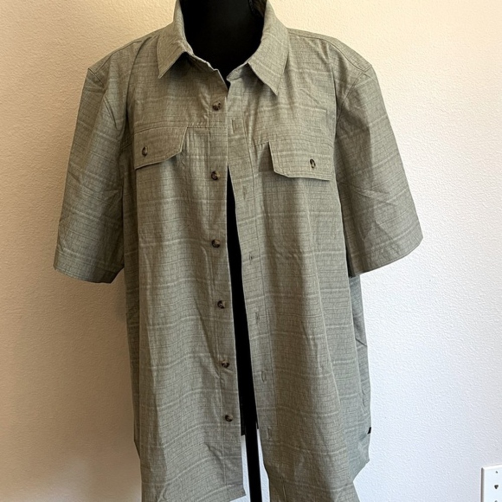 GIFTED 

Men’s extra extra large shirt , short sleeve shirt